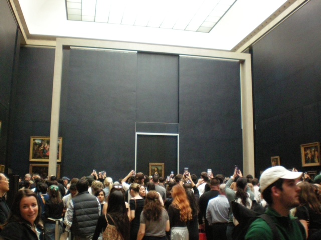 the crowd in front of the mona lisa (it's massive)